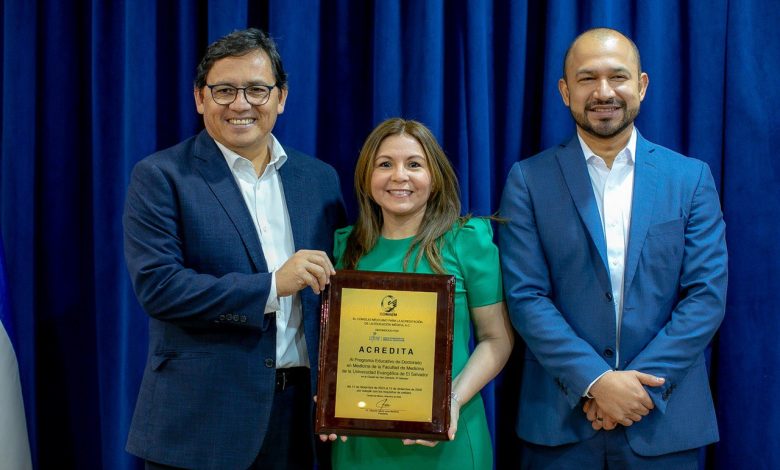 CEREMONIA DE ENTREGA DE CONSTANCIA DE ACREDITACIÓN INTERNACIONAL A UNIVERSIDAD EVANGÉLICA DE EL SALVADOR