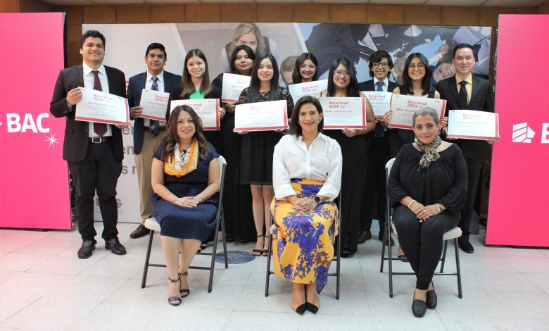 BAC entrega becas a universitarios de la UFG