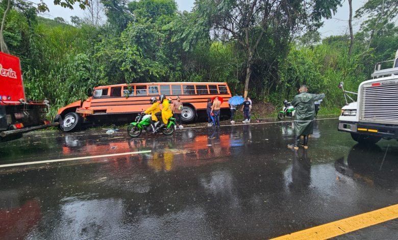 Varias personas lesionadas en grave accidente en carretera a Sonsonate.