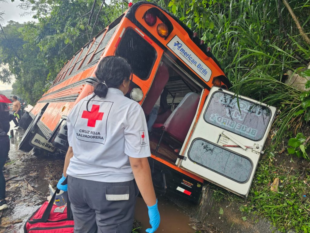 Autobus accidentado en carretera a Sonsonate