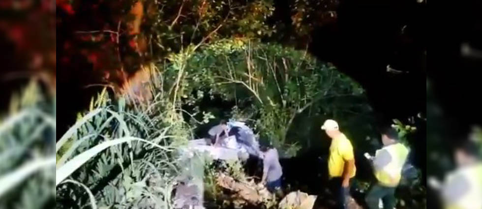 Conductor se salva de milagro tras caer a un precipicio en Sonsonate ...