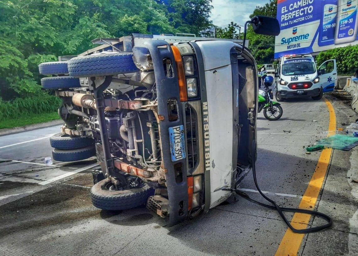 Camion pierde el control y vuelca en curva El Papaturro - En La Mira ...