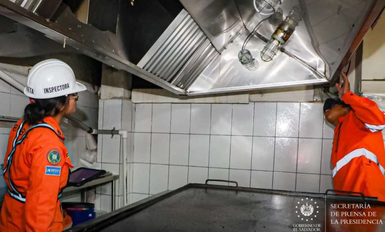 El Cuerpo de Bomberos realizó inspecciones en establecimientos de comida en los Planes de Renderos, en San Salvador Sur.