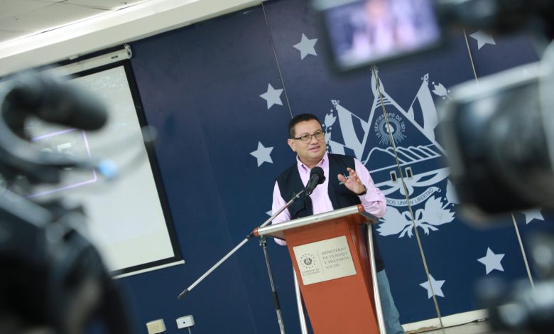 El ministro de Trabajo y Previsión Social, Rolando Castro, informó la implementación de la Ley Quincena 25.