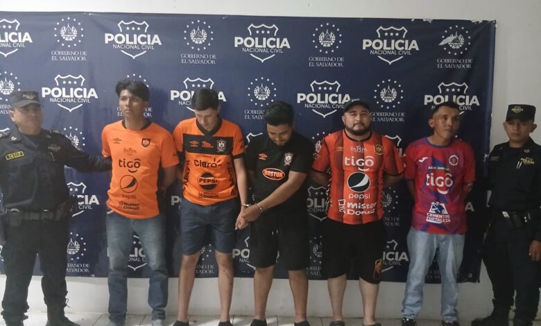 Capturan a ocho personas tras riña entre aficionados de Águila y FAS en San Miguel