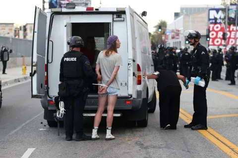 Persona detenida tras protestas "No Kings" en Los Ángeles