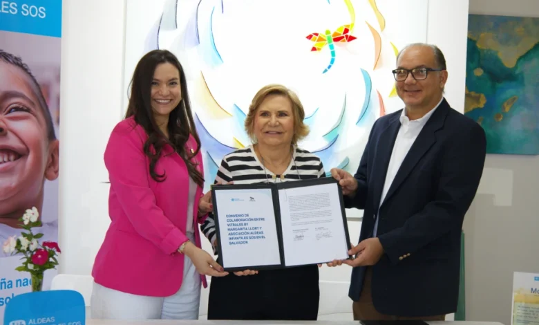 Vitrales by Margarita Llort y Aldeas Infantiles SOS celebran cuatro años de alianza, transformando la venta de arte en vidrio en apoyo para la niñez salvadoreña.