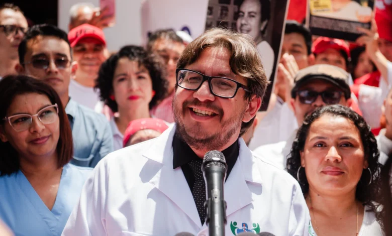 Rafael Aguirre oficializa su precandidatura presidencial con el FMLN