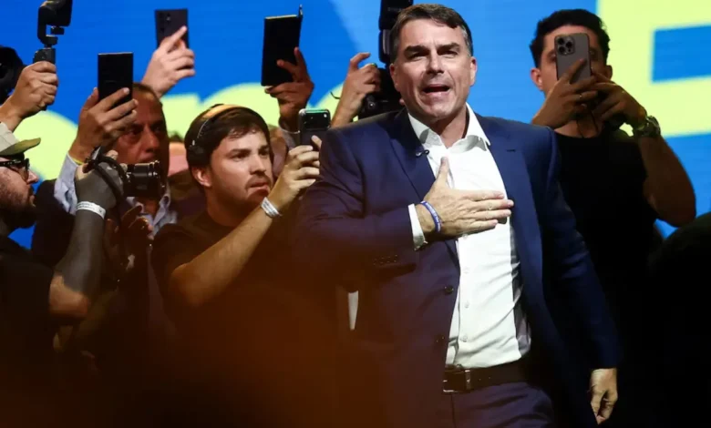 El hijo del expresidente Jair Bolsonaro lanza candidatura presidencial en Brasil