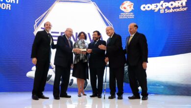 Vicepresidente Félix Ulloa destaca innovación y tecnología durante entrega de premios a exportadores salvadoreños