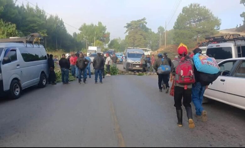 Transportistas bloquean carreteras en Guatemala por aumento en el precio de los combustibles