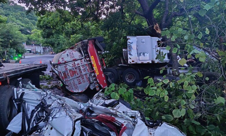 Conductor muere tras vuelco de camión cisterna en El Sunzal