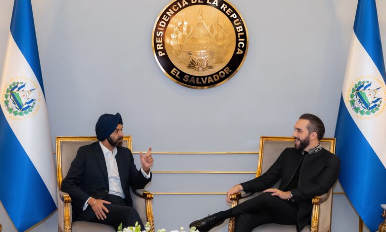 Bukele recibe al presidente del Banco Mundial para fortalecer cooperación