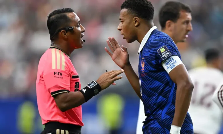 Iván Barton discutiendo con Mbappe