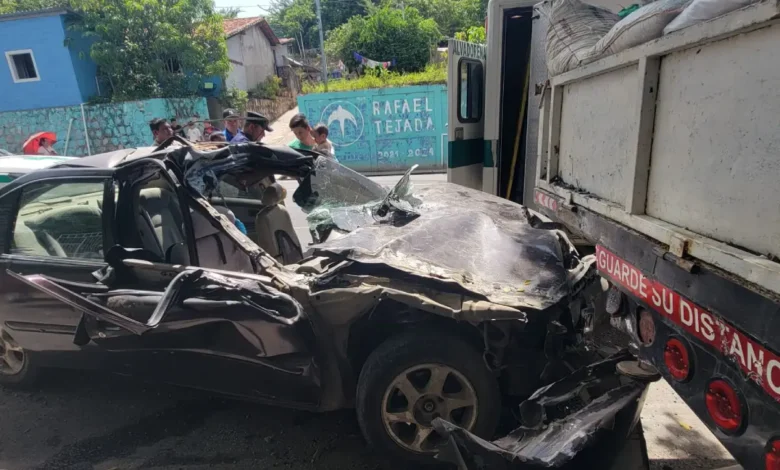 Seis lesionados tras fuerte colisión entre vehículo y camión