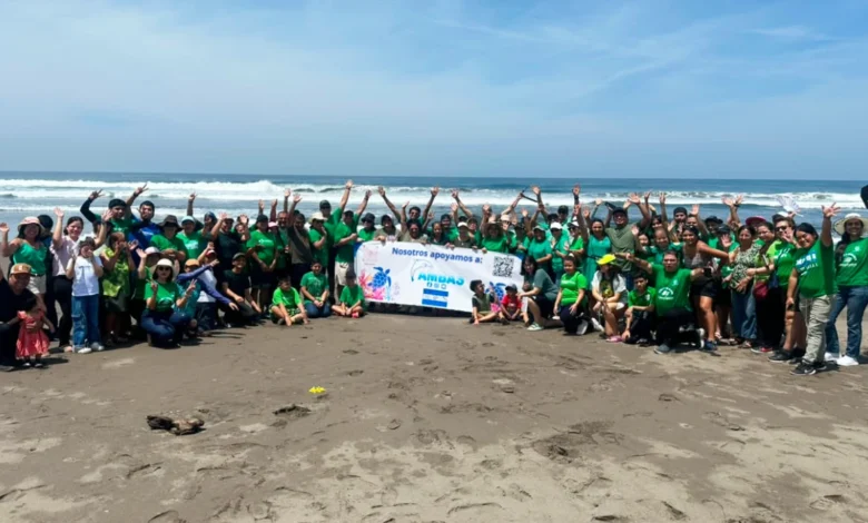CACTIUSA De R.L. ejecutó una jornada de liberación de tortugas marinas en la Barra de Santiago para promover el Objetivo de Desarrollo Sostenible número 14.