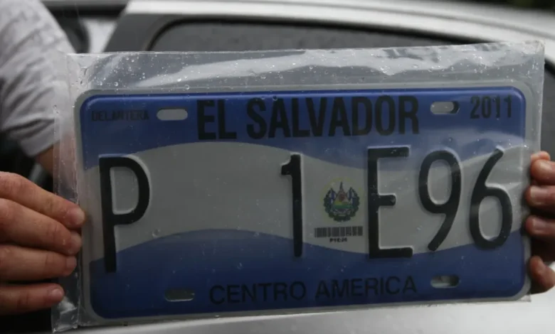 Comisión avala extender hasta 2027 la vigencia de las placas vehiculares con diseño de 2011