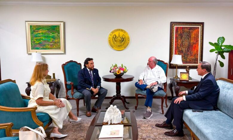 Félix Ulloa se reúne con delegación de la Asociación Mundial de Juristas