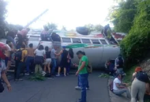 Al menos 10 lesionados tras vuelco de autobús de la ruta 104 en La Libertad