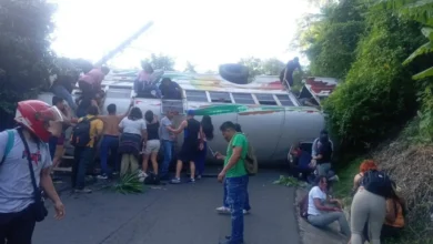 Al menos 10 lesionados tras vuelco de autobús de la ruta 104 en La Libertad