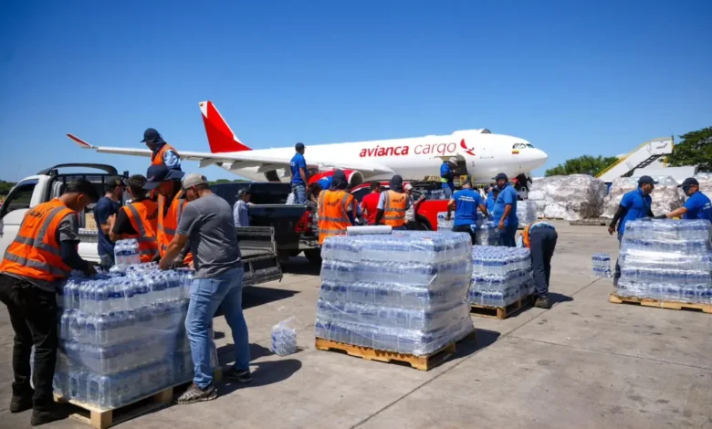 El Salvador completa envío de 100 toneladas de ayuda humanitaria a Colombia y podría enviar rescatistas