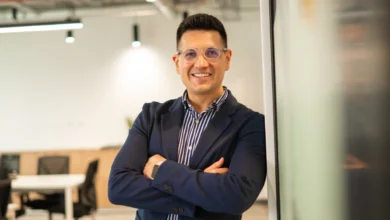 Ejecutivo revisando su perfil de LinkedIn en una laptop
