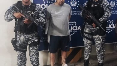 Hombre es detenido tras presuntamente atacar con un arma blanca a su pareja