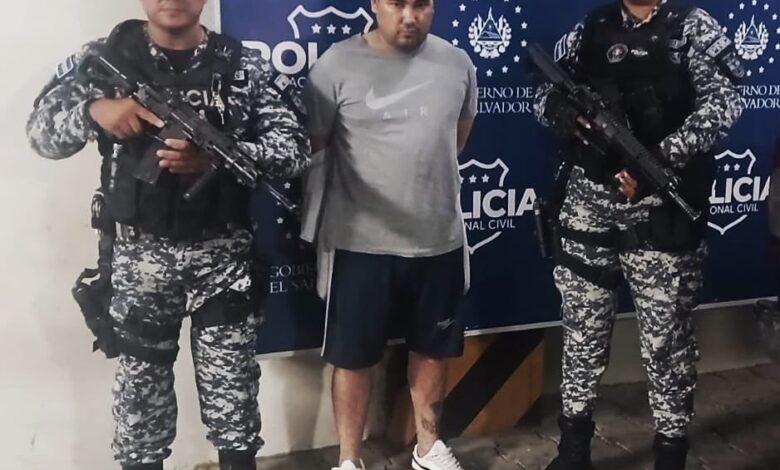 Hombre es detenido tras presuntamente atacar con un arma blanca a su pareja
