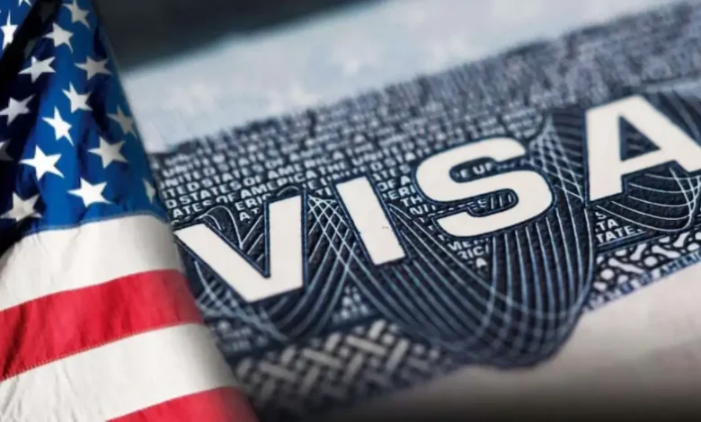 Invalidan política que suspendía la emisión de visas para migrantes de 75 países en EE.UU.