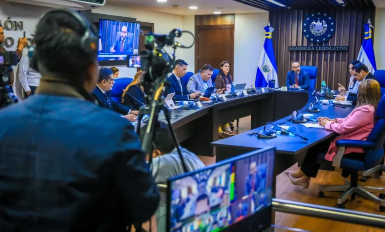 Una abogada declina candidatura a magistratura de la Corte de Cuentas
