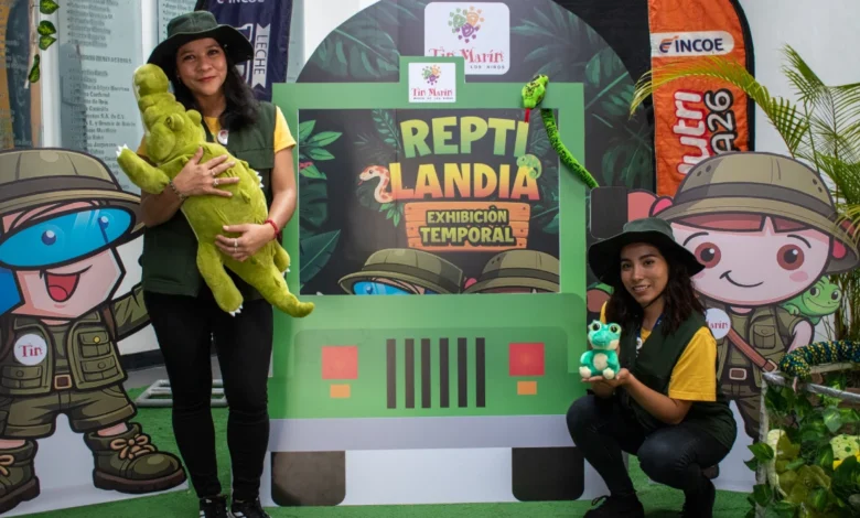 Camaleón y visitantes en la exhibición Reptilandia de Tin Marín