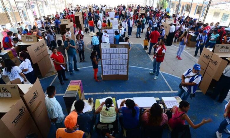 Analistas proyectan para 2027 una nueva "refrenda electoral" en El Salvador
