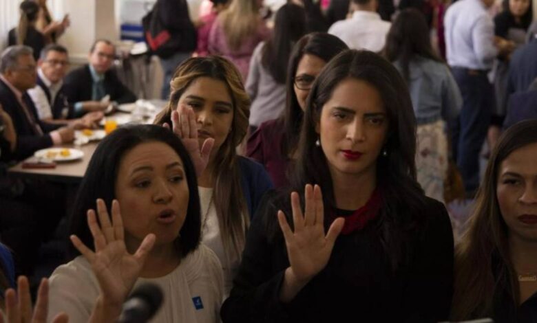 Claudia Ortiz remueve a Cesia Rivas del cargo de asesora jurídica de la fracción de Vamos por "perdida de confianza"
