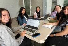 Jóvenes participando en el programa La Compañía de Junior Achievement El Salvador