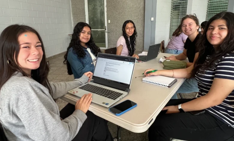 Jóvenes participando en el programa La Compañía de Junior Achievement El Salvador