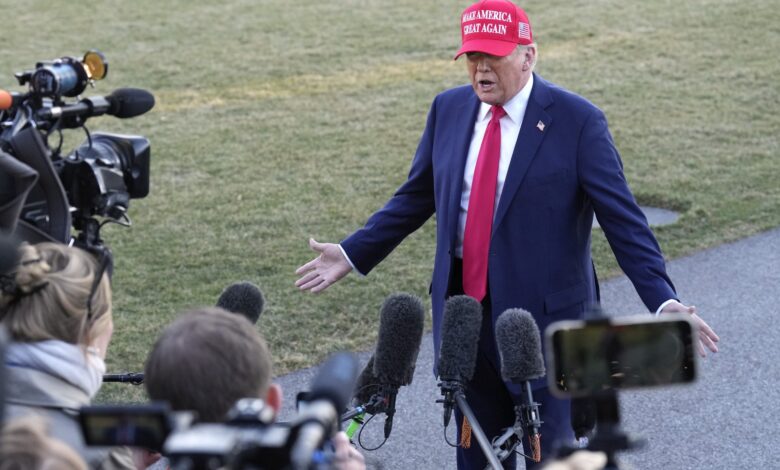 Periodistas vetados por Trump entran a la Casa Blanca tras orden judicial