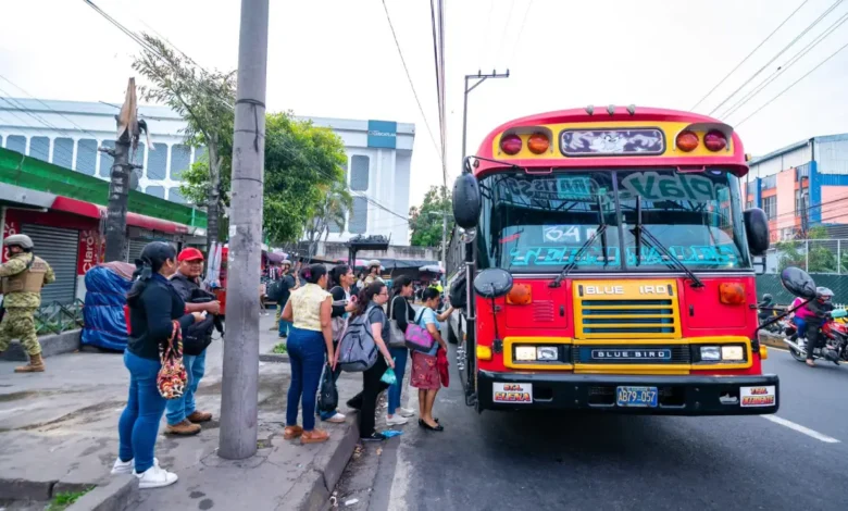 Transportistas piden medidas "urgentes" ante alza de combustibles