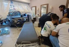 Vehículo impacta contra local en centro comercial de la colonia Escalón y deja múltiples lesionados