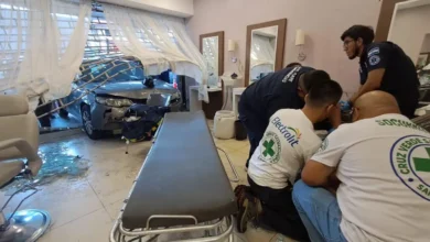 Vehículo impacta contra local en centro comercial de la colonia Escalón y deja múltiples lesionados