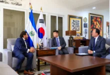 Vicepresidente Ulloa destaca inversión en educación y salud en encuentro con diplomáticos coreanos