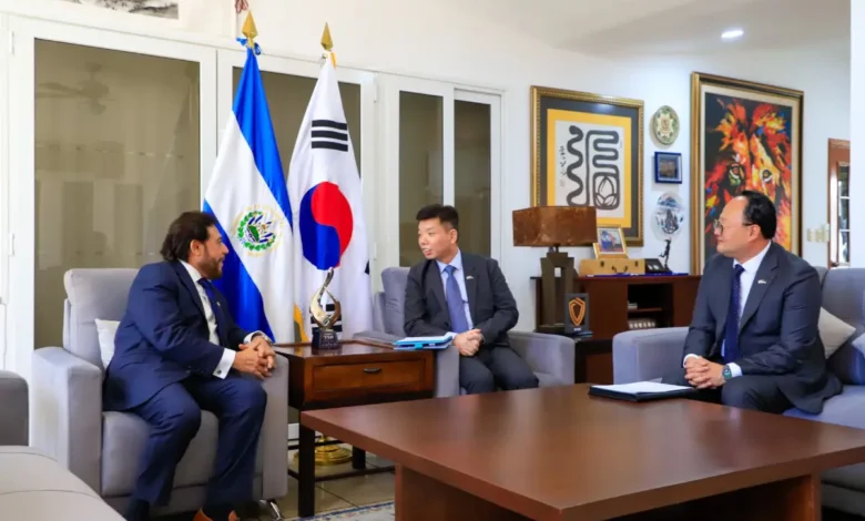 Vicepresidente Ulloa destaca inversión en educación y salud en encuentro con diplomáticos coreanos