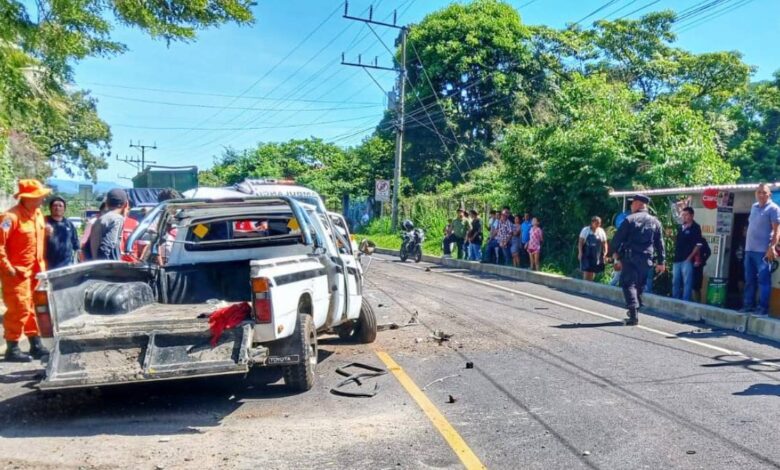 Colisión entre un pick-up y rastra deja ocho lesionados y un capturado