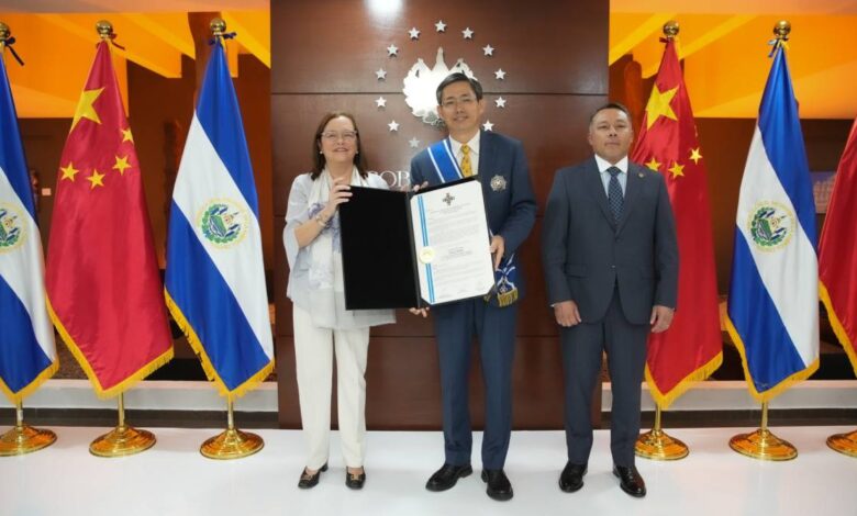El Salvador entrega la Orden Nacional José Matías Delgado al embajador Zhang Yanhui