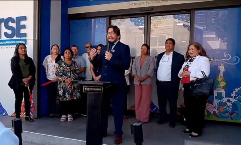 El Frente Farabundo Martí para la Liberación Nacional (FMLN) inscribió este jueves ante el Tribunal Supremo Electoral (TSE) a sus candidatos a diputados por el exterior para las elecciones de 2027.