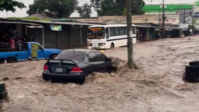 Intensas lluvias inundan calles y complican el tránsito en Santa Ana