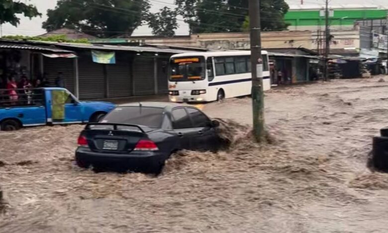 Intensas lluvias inundan calles y complican el tránsito en Santa Ana