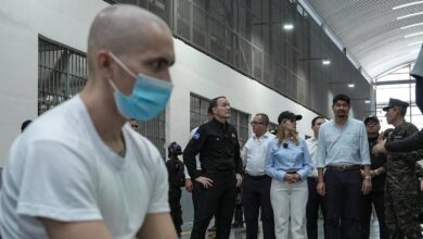 Laura Fernández recorre el CECOT junto a altos funcionarios