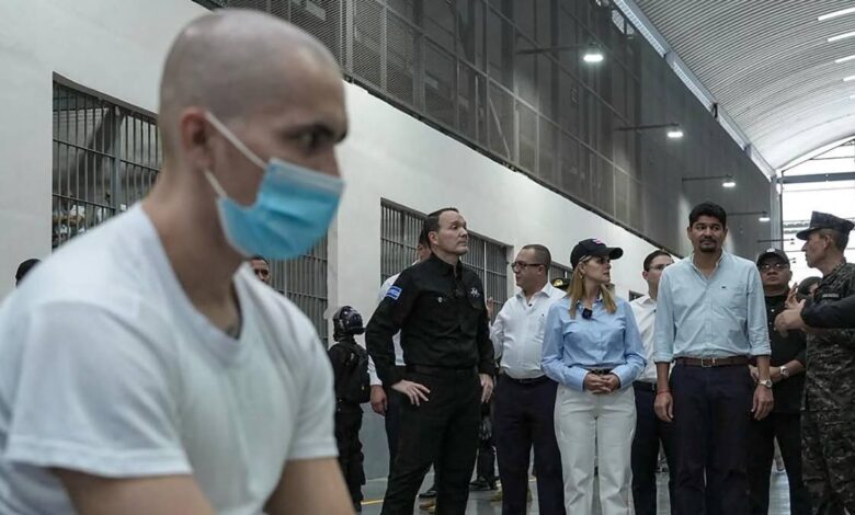 Laura Fernández recorre el CECOT junto a altos funcionarios