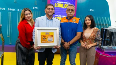 Entrega del enmarcado conmemorativo a AGEPYM en el Sorteo LOTRA 470