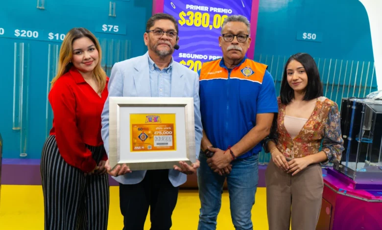 Entrega del enmarcado conmemorativo a AGEPYM en el Sorteo LOTRA 470